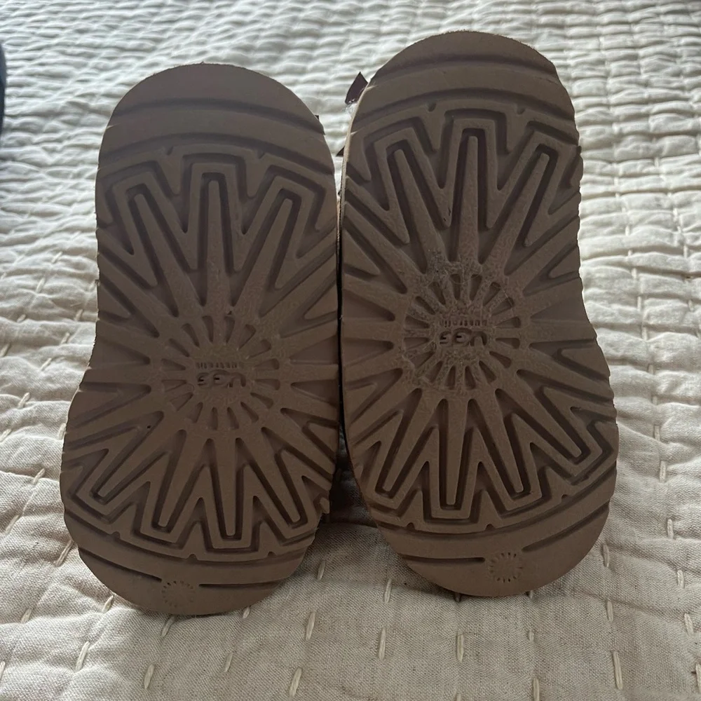 Toddler baby girl Authentic Uggs with bows - Picture 4 of 6